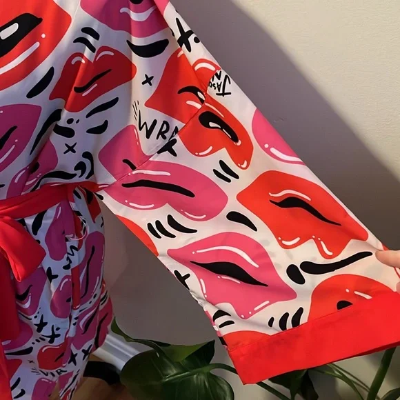 Nuno Jason Naylor Wrapped with Love Luscious Lips Kimono Robe Satin - Picture 5 of 10